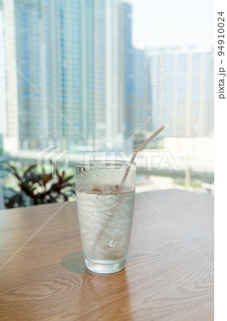 water glass with ice 94910024