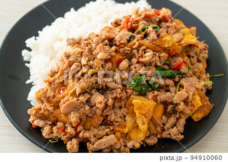 stir-fried minced pork with basil and egg topped on rice 94910060
