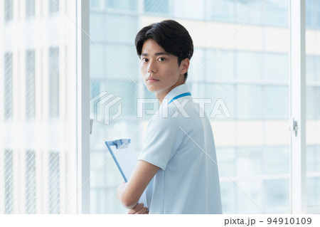 医療介護業界で働く男性のポートレート 医療介護業界で働く男性のポートレート 94910109
