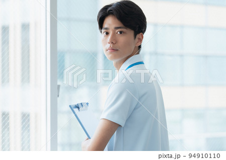 医療介護業界で働く男性のポートレート 医療介護業界で働く男性のポートレート 94910110