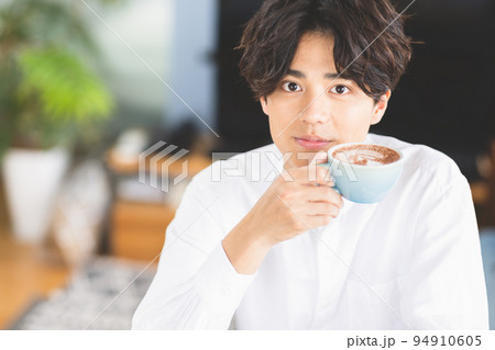 コーヒーを飲む男性 94910605