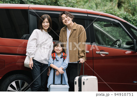 車で楽しい旅行・笑顔の家族・子育てイメージ 94910751
