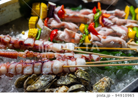Seafood and vegetable on the skewers Seafood and vegetable on the skewers 94910965