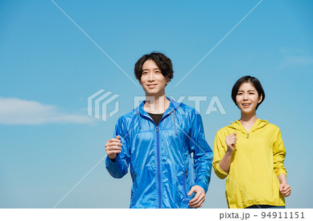 ウインドブレーカーを着た2人の男女 94911151