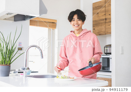 食事を作る男性 食事を作る男性 94911179