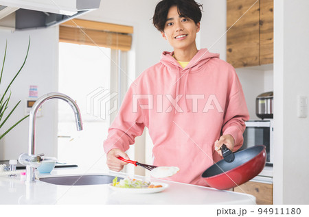 料理を作る男性 料理を作る男性 94911180
