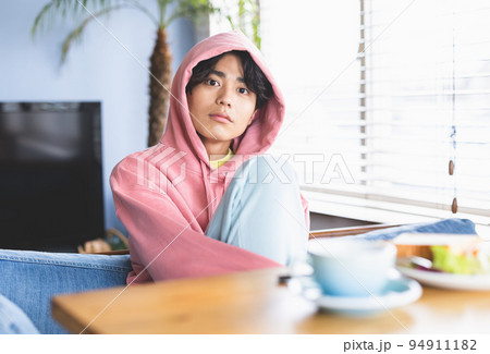 若い男性　ライフスタイル 94911182