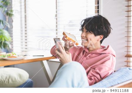 若い男性　ライフスタイル 94911188