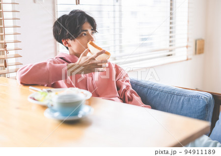 若い男性　ライフスタイル 94911189