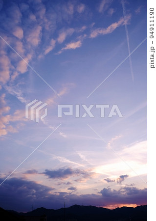 夕焼けと秋の雲 94911190