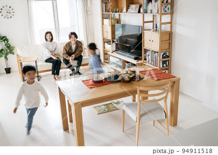 リビングで遊ぶ家族イメージ リビングで遊ぶ家族イメージ 94911518