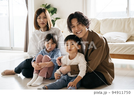 フローリングに座る笑顔の家族・子育てイメージ フローリングに座る笑顔の家族・子育てイメージ 94911750