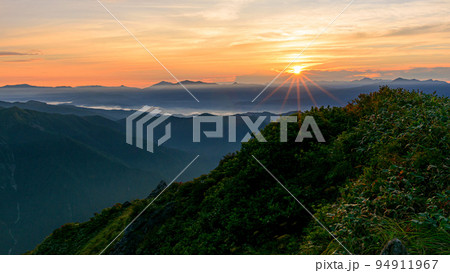 谷川岳から見る夜明けの山並み・御来光 94911967