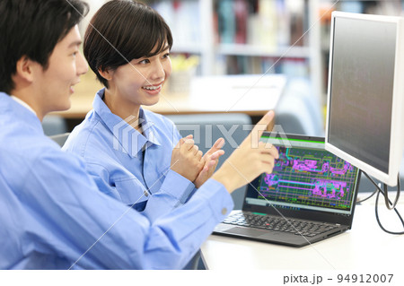 CAD作業の説明に分かったという身振りの女性設計者_1 CAD作業の説明に分かったという身振りの女性設計者_1 94912007