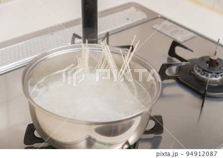 【素麺を茹でる】 94912087