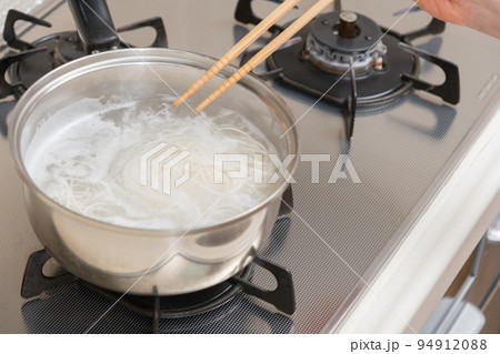 【ミドル主婦が菜箸を使って素麺を茹でる】 【ミドル主婦が菜箸を使って素麺を茹でる】 94912088