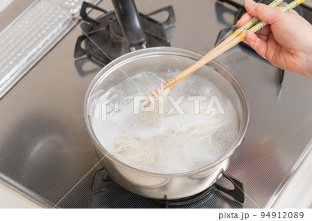【ミドル主婦が菜箸を使って素麺を茹でる】 【ミドル主婦が菜箸を使って素麺を茹でる】 94912089