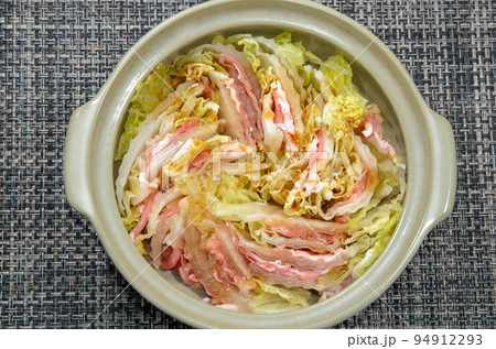 豚バラ肉と白菜のミルフィーユ鍋・煮る前 豚バラ肉と白菜のミルフィーユ鍋・煮る前 94912293