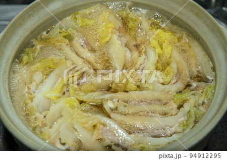 豚バラ肉と白菜のミルフィーユ鍋・加熱中 豚バラ肉と白菜のミルフィーユ鍋・加熱中 94912295