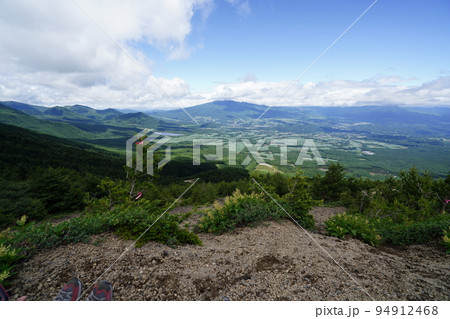 浅間高原シャクナゲ園から浅間山外輪山の鋸岳に登る尾根から四阿山方面を見る 2022年7月23日 浅間高原シャクナゲ園から浅間山外輪山の鋸岳に登る尾根から四阿山方面を見る 2022年7月23日 94912468