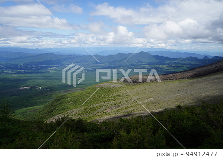 浅間高原シャクナゲ園から浅間山外輪山の鋸岳に登る尾根から浅間山の裾野を見る 2022年7月23日 浅間高原シャクナゲ園から浅間山外輪山の鋸岳に登る尾根から浅間山の裾野を見る 2022年7月23日 94912477