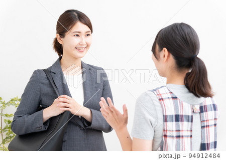 保育士と保育園に子供を送迎する保護者 保育士と保育園に子供を送迎する保護者 94912484