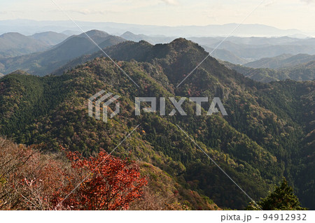 多紀連山の紅葉 94912932