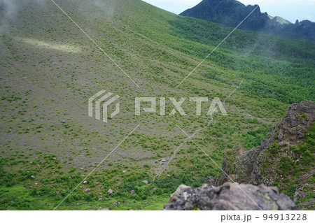 浅間山外輪山の鋸岳付近から浅間山の湯の平方面を見る 2022年7月23日 浅間山外輪山の鋸岳付近から浅間山の湯の平方面を見る 2022年7月23日 94913228
