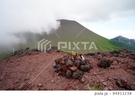 浅間山外輪山の鋸岳付近から浅間山の外輪山鋸岳山頂を見る 2022年7月23日 浅間山外輪山の鋸岳付近から浅間山の外輪山鋸岳山頂を見る 2022年7月23日 94913238