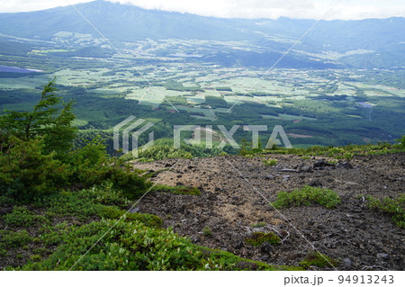 浅間山外輪山の鋸岳山頂付近から、登ってきた尾根と日本百名山四阿山方面を見る　2022年7月23日 94913243