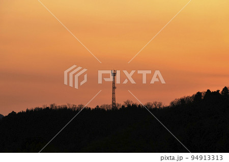 夕焼けに染まる空と電波塔 夕焼けに染まる空と電波塔 94913313