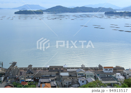 瀬戸内海と牡蠣加工所などが並ぶ安芸津の町並み 94913517