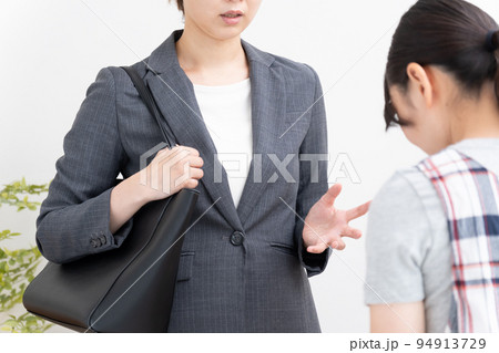 保育士に怒っている保護者 保育士に怒っている保護者 94913729