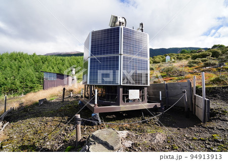 国土地理院の可搬型GNSS連続観測装置　地殻変動観測装置　群馬県吾妻郡嬬恋村　2022年7月23日 94913913