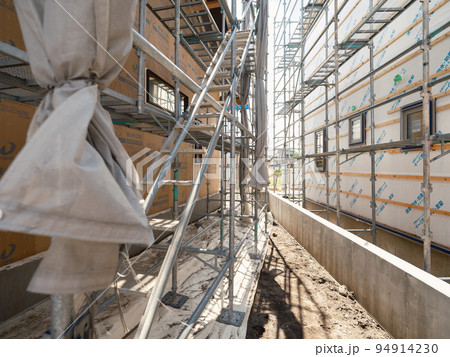 住宅の建築工事の足場 94914230