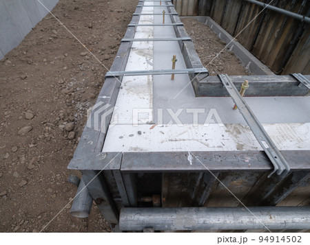 冬でも暖かい北国仕様の高気密住宅の基礎工事 94914502