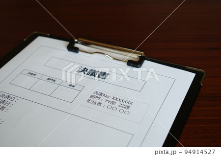 卓上に置かれた決議書 94914527