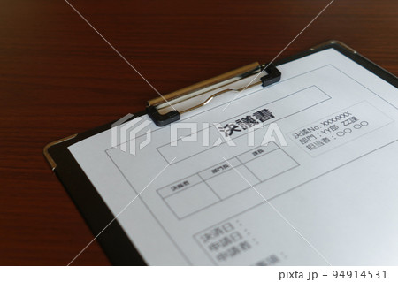卓上に置かれた決議書 卓上に置かれた決議書 94914531
