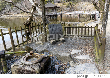 早春の奈良、浮御堂と洞水門の風景 94914732