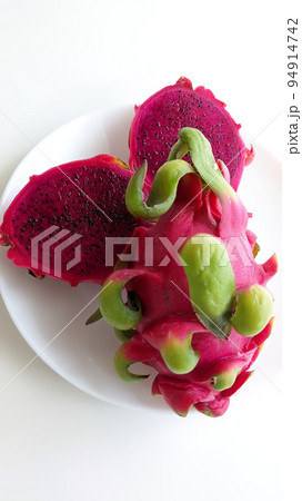 カットしたドラゴンフルーツ（赤） 94914742