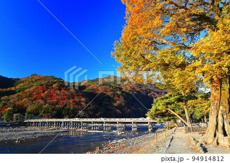 【京都府】紅葉の嵐山渡月橋 94914812