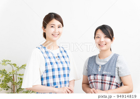 エプロンを着た二人の女性 94914819
