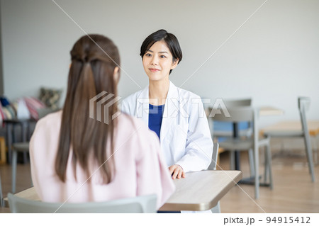 面談、医者、会社員、女性、女医、ストレス、医師、産業医面談、ストレスチェック、カウンセリング、医療、 面談、医者、会社員、女性、女医、ストレス、医師、産業医面談、ストレスチェック、カウンセリング、医療、 94915412