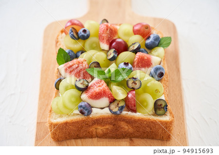 フルーツのオープンサンド 94915693