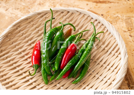 赤唐辛子と青唐辛子 94915802