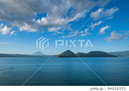 青空を映す洞爺湖面と流れゆく雲 94916355