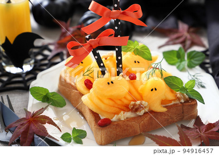 ハロウィン　柿のオープンサンドイッチ　柿のオープンサンド 94916457