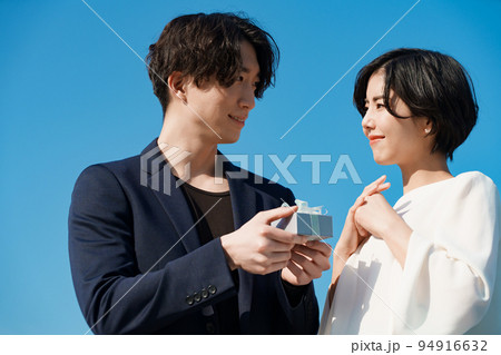 プロポーズする男性 94916632