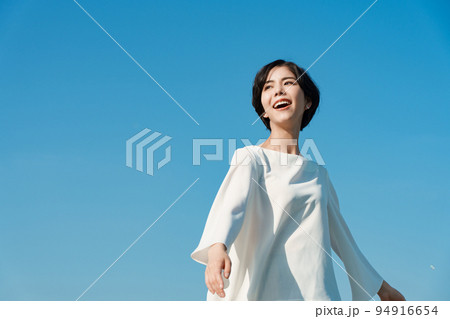 ショートカットの若い女性 94916654