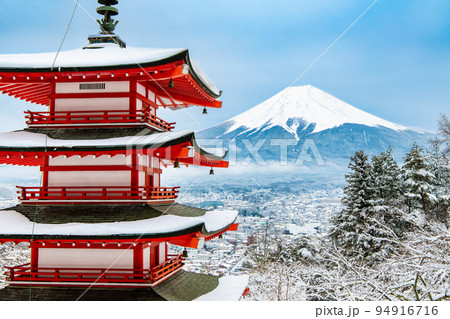 山梨県 新倉山浅間神社　～雪化粧した忠霊塔と富士山～ 94916716